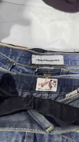 Hip-hop Hornet jeans, Kani jeans, God Body, Southpole, Sean John, Big Star, International Bodies, Madonna, Banaroo, Overgame, Le Jean de, Fubu, Pelle Pelle, Karl Kani, Rocawear, Q jeans, Miskeen, Drunk Pink, 19 pieces