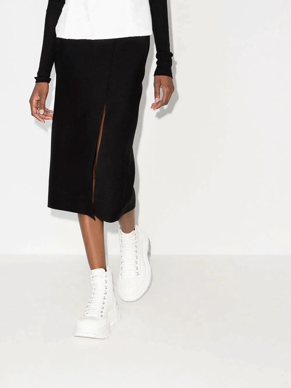 Slit-detail pencil skirt